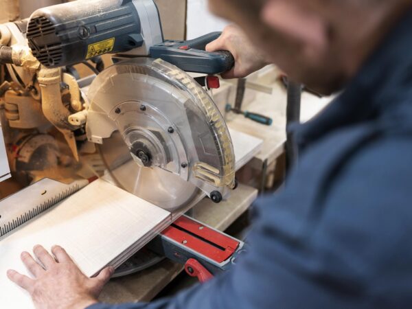 Qual serra usar para cortes retos, curvos e trabalhos de manutenção?